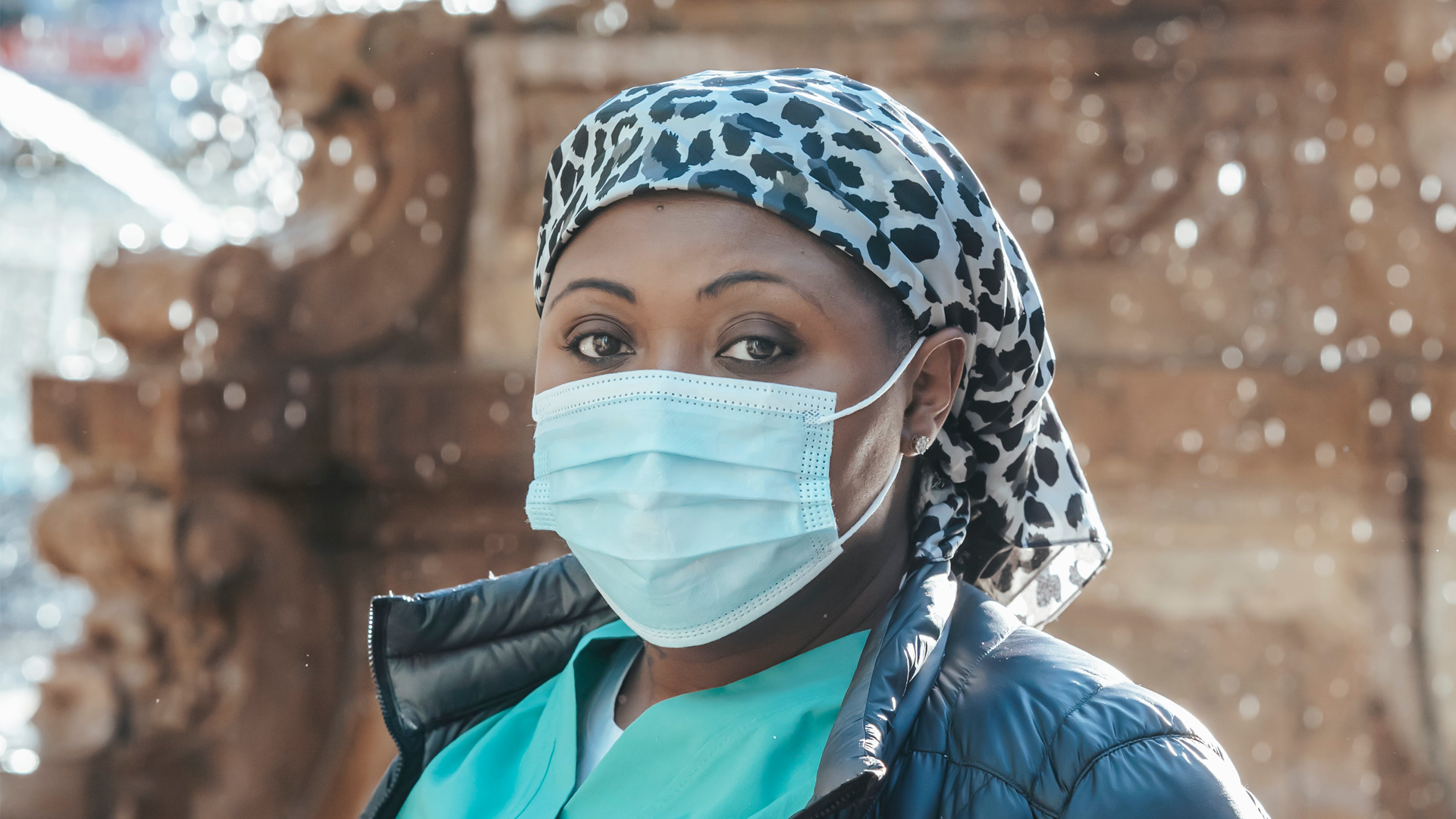 Health care worker wearing a face mask